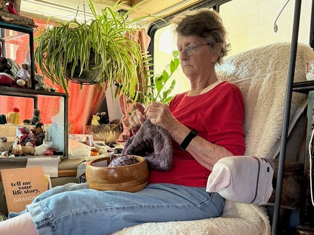 Jane Post strickt in ihrem gemütlichen Wohnmobil.