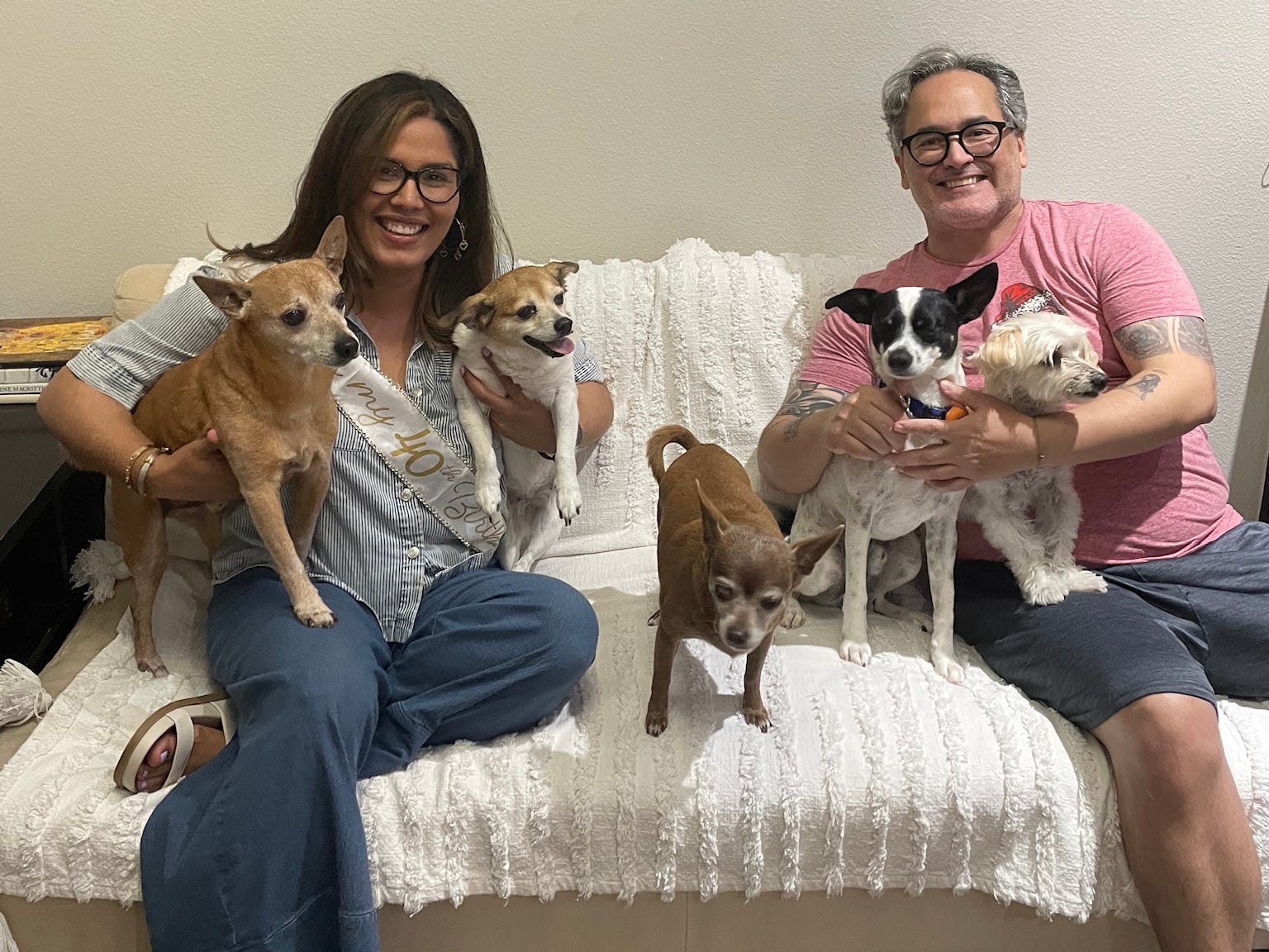 Burgos und ihr Ehemann mit ihren gemeinsamen Hunden.