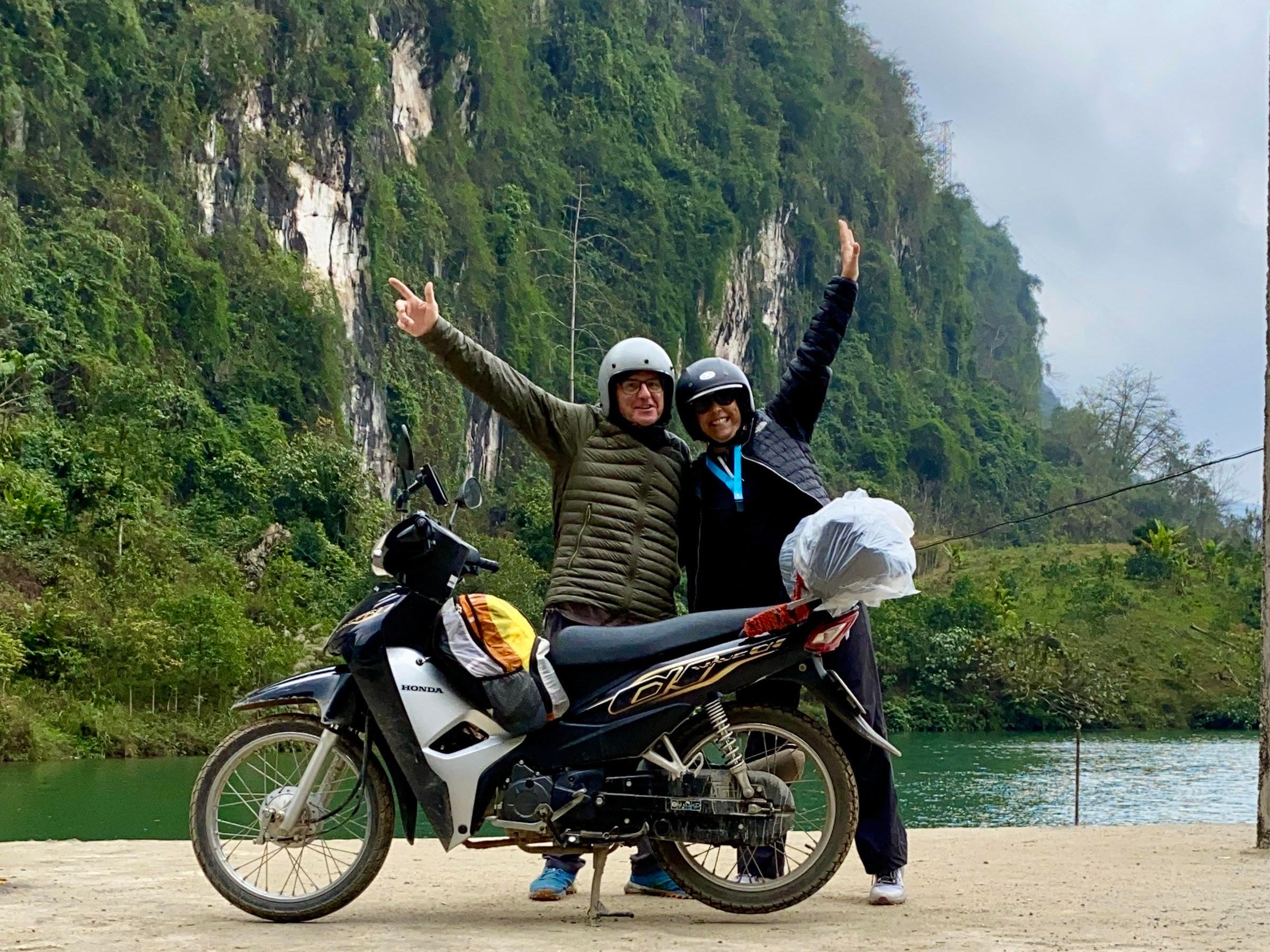 687fe2b785e81483682e78f2-1 Sheahan und ihr Freund auf der Ha Giang Motorradschleife in Vietnam.