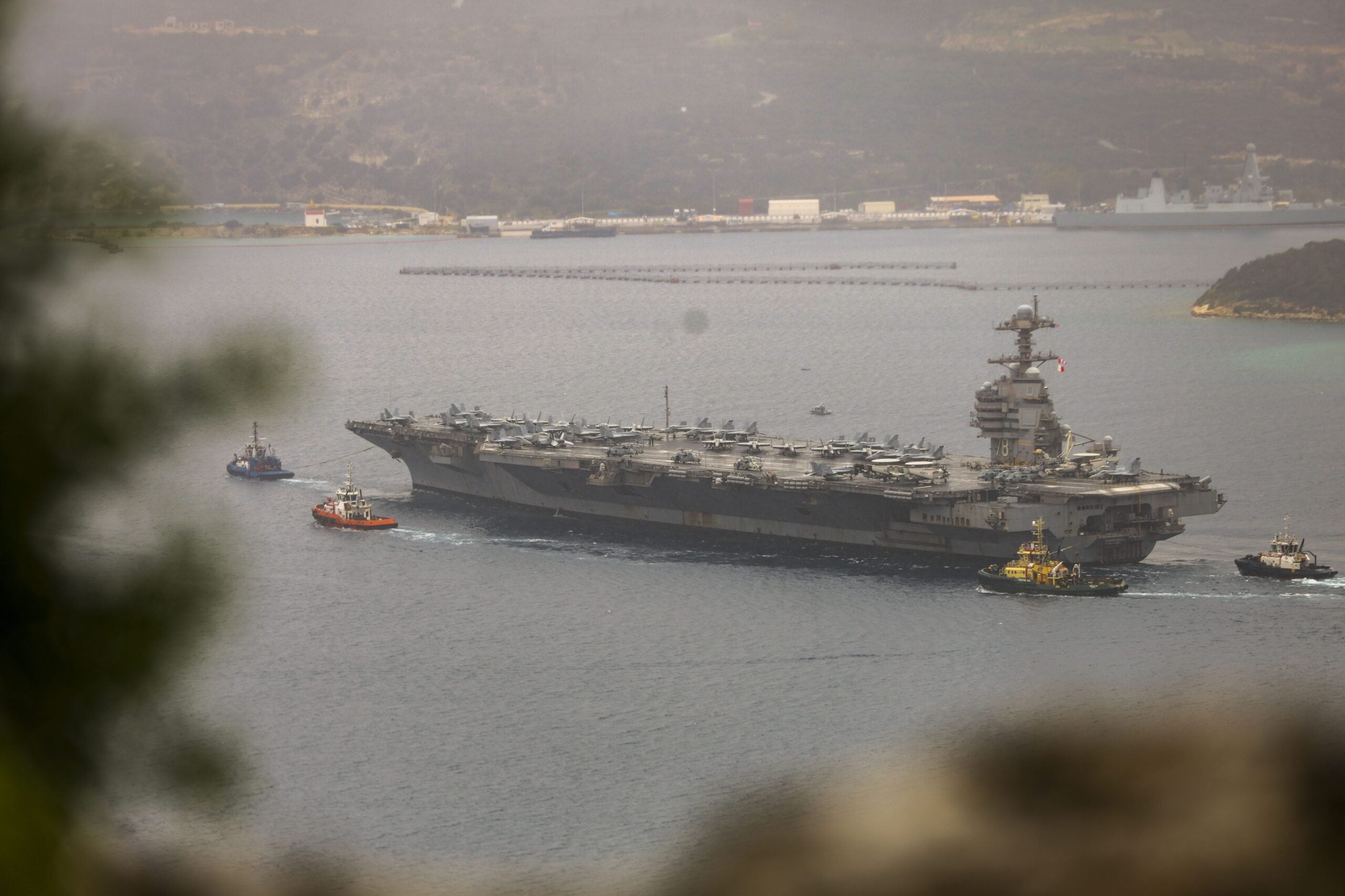 Nach über neun Monaten auf See ist der Flugzeugträger am Montag auf Kreta in den Souda-Bay-Hafen eingelaufen.