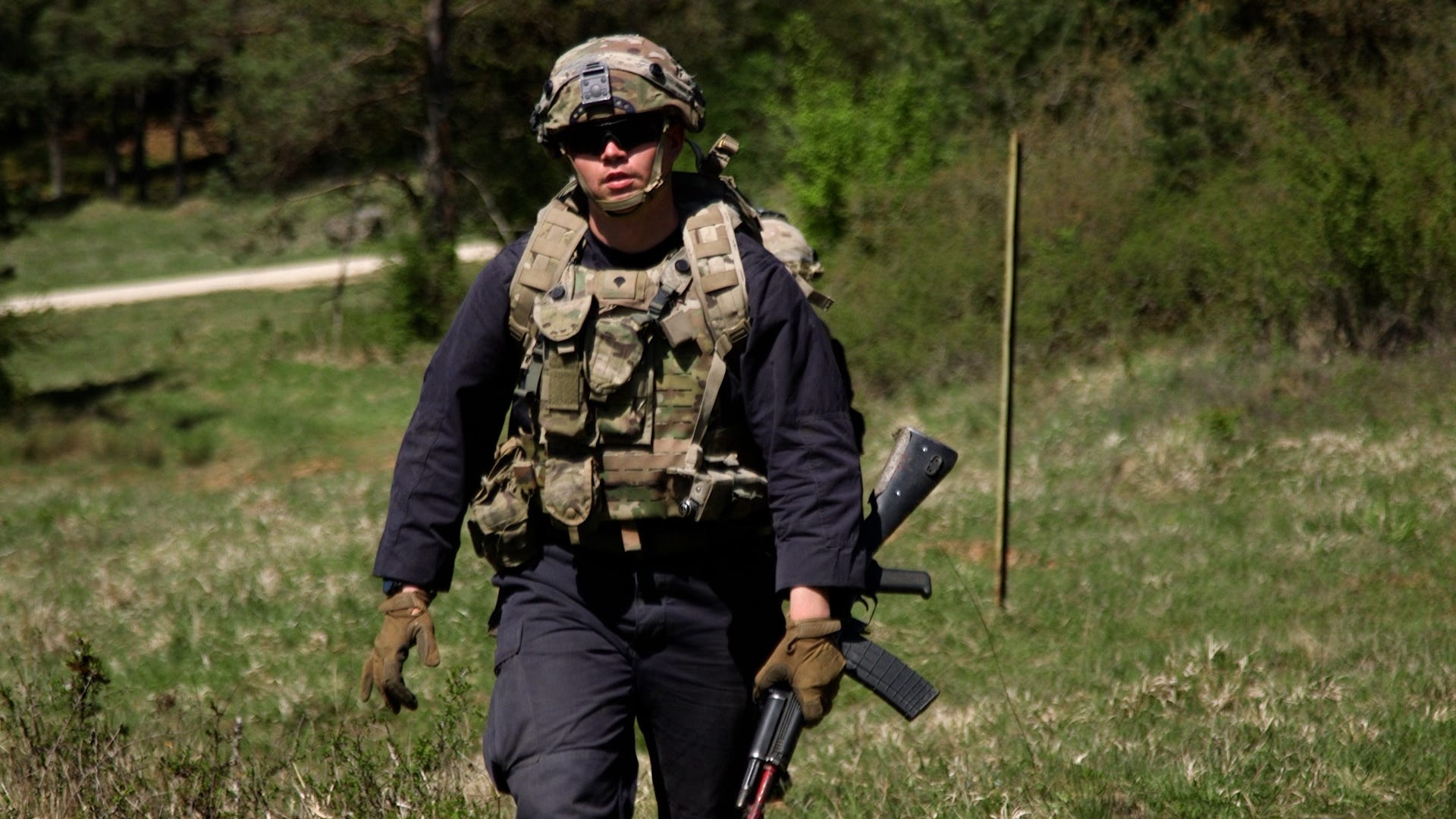 Soldaten üben Gefechtsszenarien unter realistischen Bedingungen im Gelände.