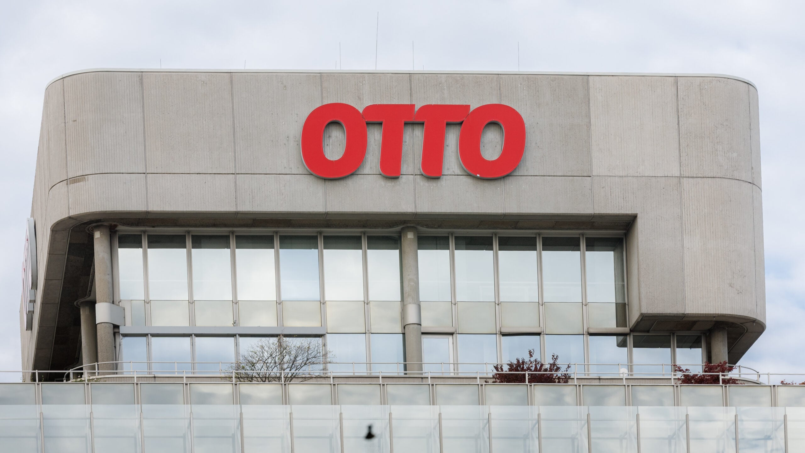 Der Schriftzug OTTO ist als Firmenlogo an der Zentrale des Handels- und Dienstleistungsunternehmens in Hamburg angebracht.