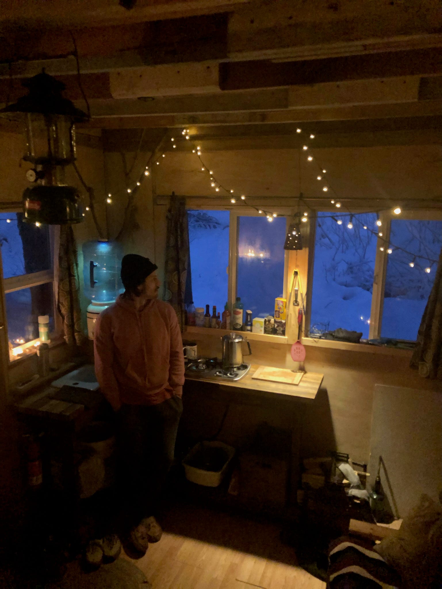 Der Umbau der winzigen Hütte half Hutchison, seine Liebe zum Bauen zu entdecken und führte ihn zu einem neuen Berufsweg.