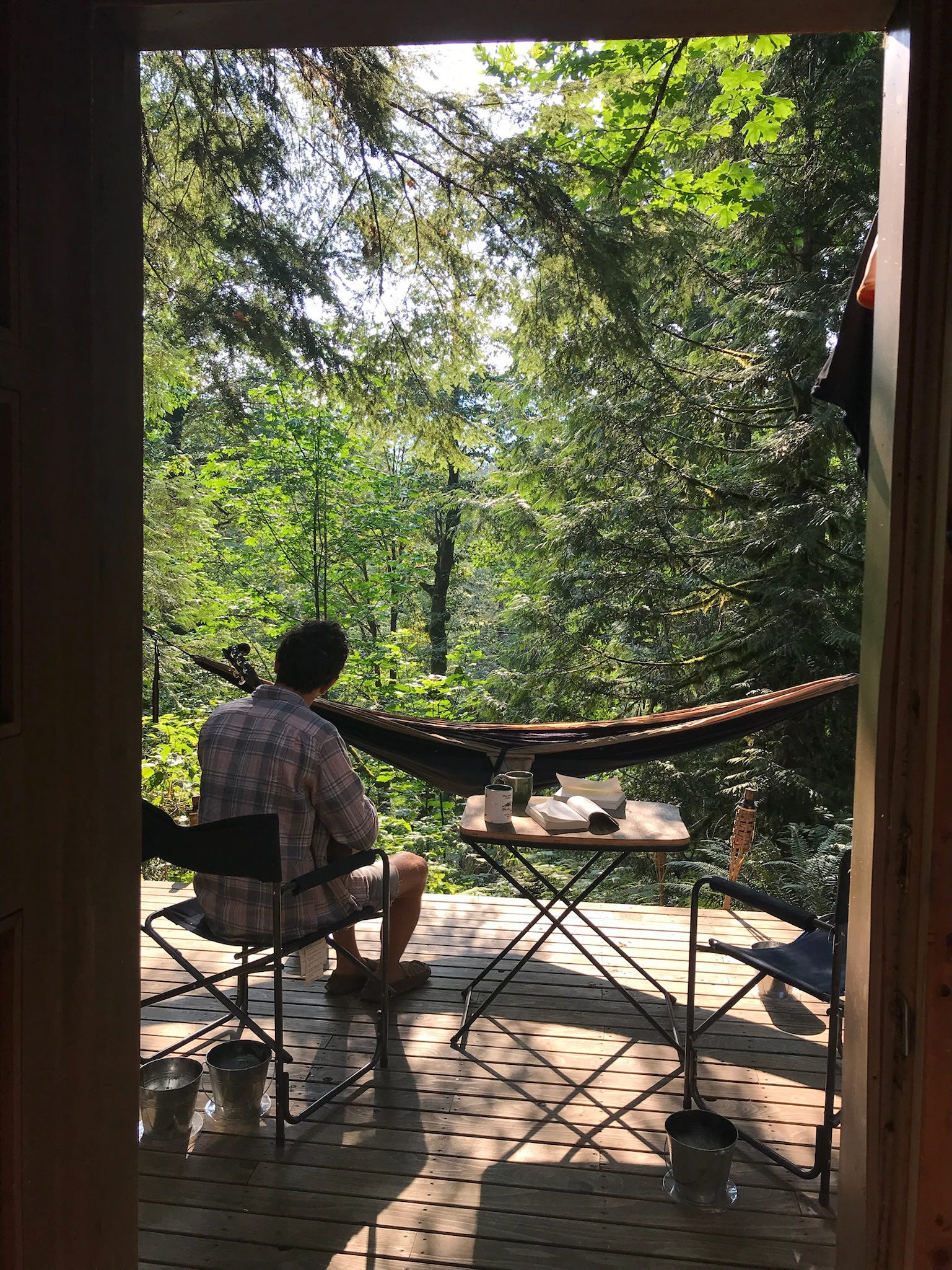 Patrick Hutchisons Freund Bryan auf dem Dach seiner Hütte.