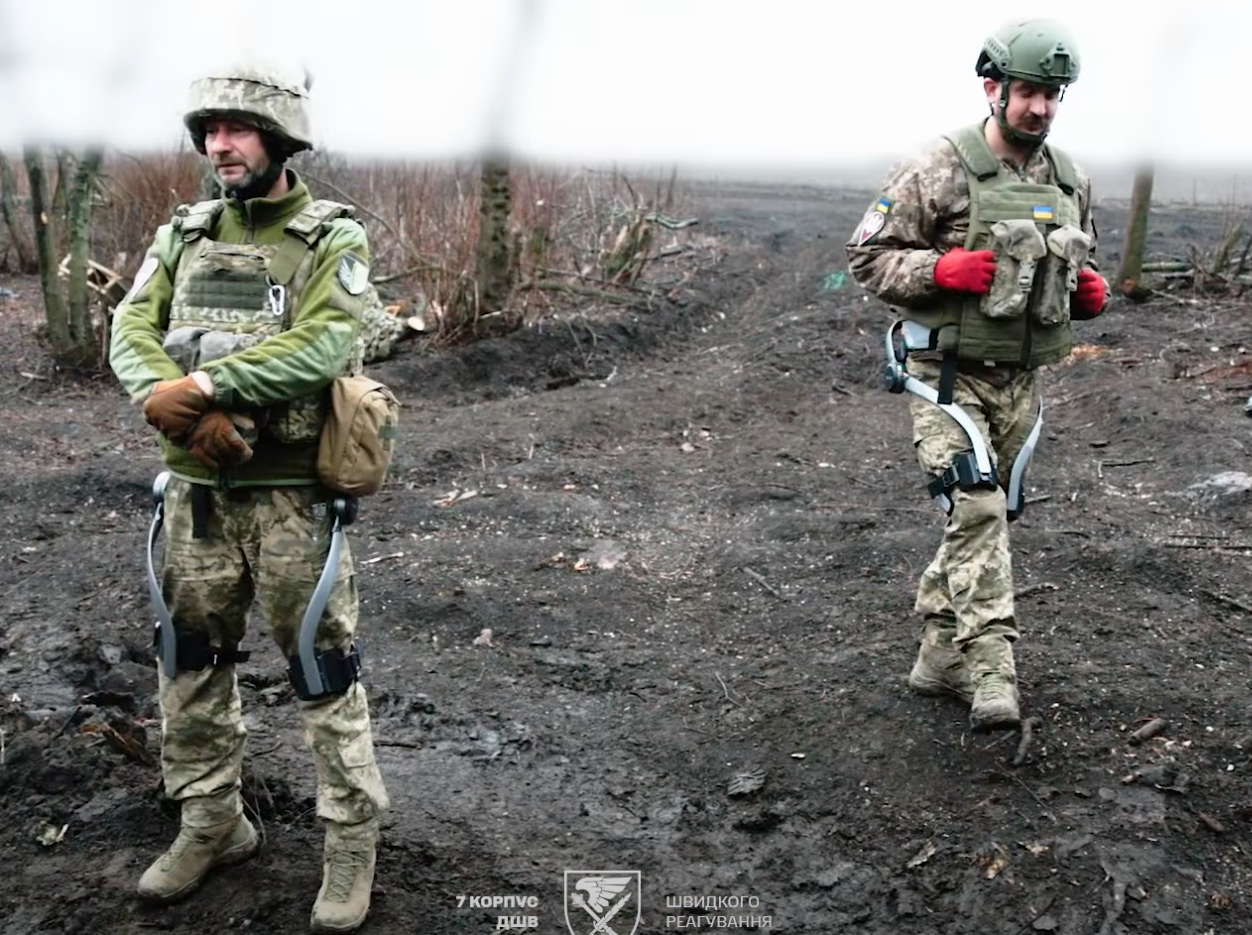 Zwei Soldaten der 147. unabhängigen Artilleriebrigade der Ukraine beim Vorführen ihrer Exoskelette.